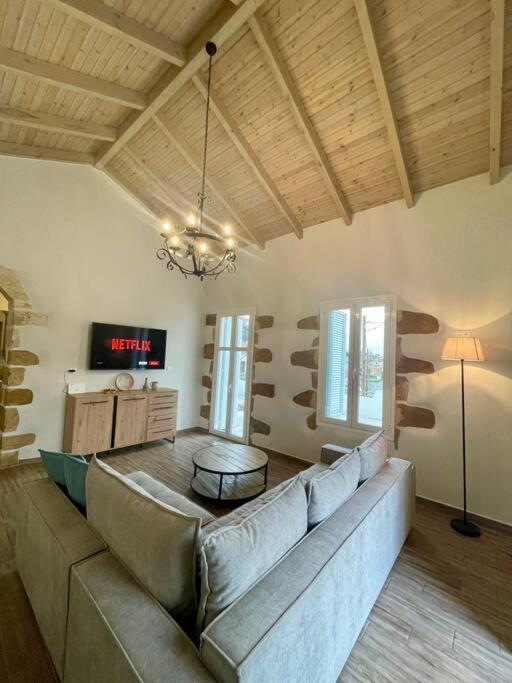 Villa Eftychia Serene Getaway With Hot Tub In A Quiet Location Kíssamos Dış mekan fotoğraf