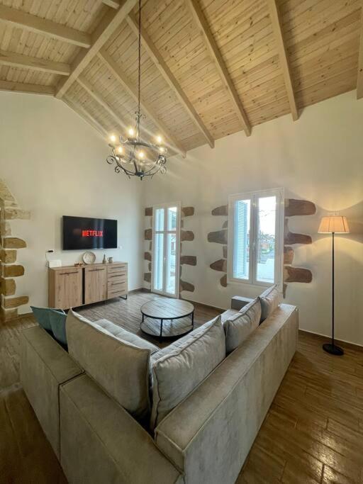 Villa Eftychia Serene Getaway With Hot Tub In A Quiet Location Kíssamos Dış mekan fotoğraf